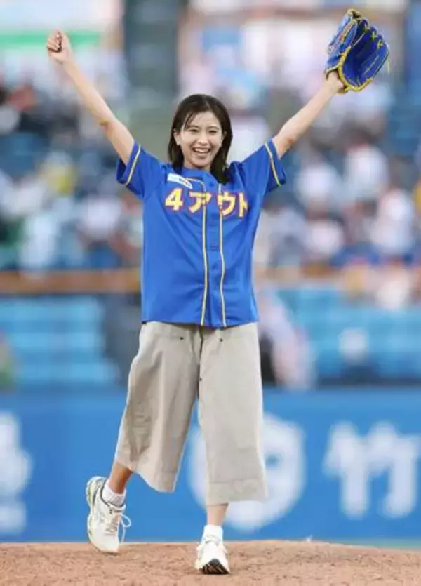 黒島結菜　思い出の神宮で「97点」のノーバン投球披露「スッキリした気持ちでいっぱい」　初の始球式で大感激「夢のよう」