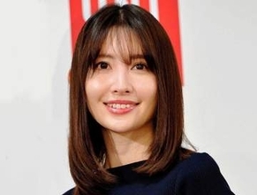 「マダム感が凄い」小嶋陽菜　シチリア島でのバカンス姿に「魅力が溢れまくってる♥」街に映える