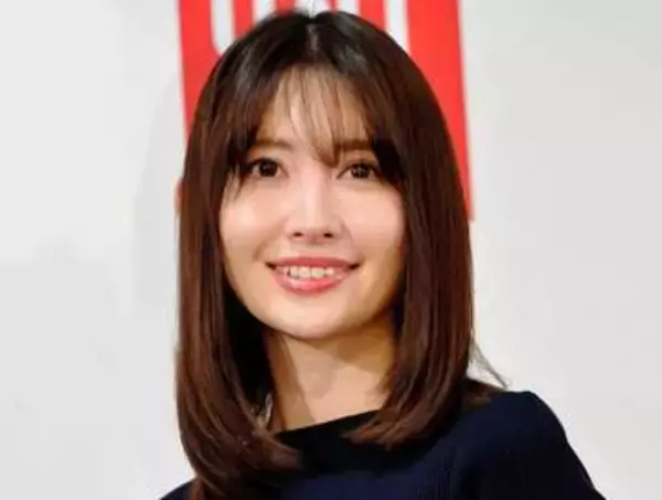 「マダム感が凄い」小嶋陽菜　シチリア島でのバカンス姿に「魅力が溢れまくってる♥」街に映える