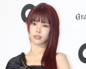 【GQ授賞式】アイナ・ジ・エンド、胸元に巨大リボンの個性派ドレスで魅了　すら～り細腕もキラリ　ソロ2年目は「新人のつもりで」