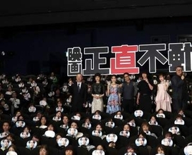 うわっ！服の上からでも僧帽筋＆大胸筋が隆起　完全逆三角形のトップ俳優が舞台挨拶登場　報道陣もうなる「エグい…」