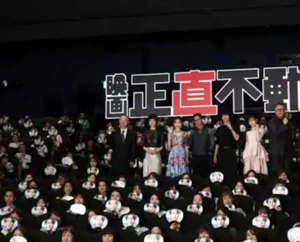 取材陣もうなった「エグい…」　トップ俳優が舞台挨拶　服の上からでも完全逆三角形！僧帽＆三角マッスルが