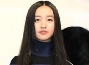 ええっ、これが自宅？！Koki，　まるで公園のような緑溢れる庭で寛ぐ　こんなオシャレな壁見たことない！