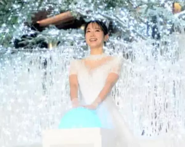 吉岡里帆　ゴージャス白ロングドレスでツリー点灯式　クリスマスの予定は？に「大河を撮っています！」