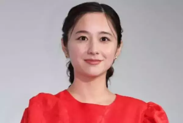 「カワスギ♥ヤバい」「着こなし天才！」堀田真由　オニツカタイガーの激レア紺ジャケ×パンツ絶妙着こなしに絶賛の声