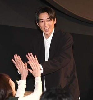 高橋一生「だいぶ痛かったんで」階段から突き落とされるシーン「ぜひ見て」柳沢慎吾と豪快あいさつ