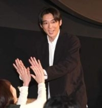 高橋一生「だいぶ痛かったんで」階段から突き落とされるシーン「ぜひ見て」柳沢慎吾と豪快あいさつ