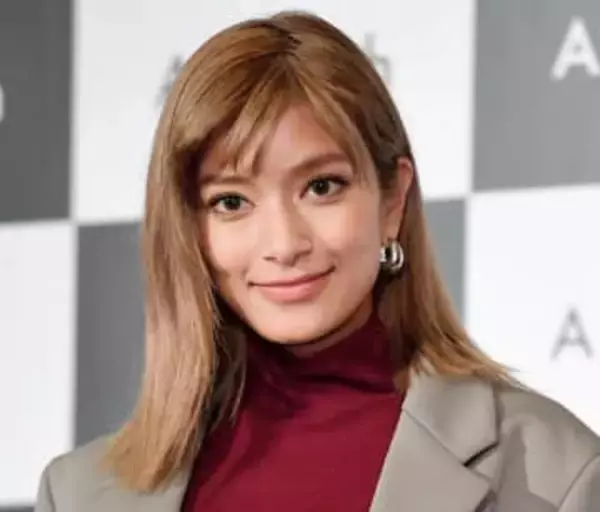 お肉食べない生活5年のローラ　人生初「生きている鶏さんを捕まえて、絞めて、解体」写真と映像でも報告　感謝の気持ちになった、と