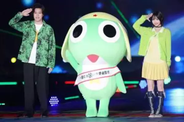 “そしあの”が抜群掛け合いでランウェイ登場　ケロロ軍曹とのトリオに、あの「昔から大好き」粗品「緊張しています」