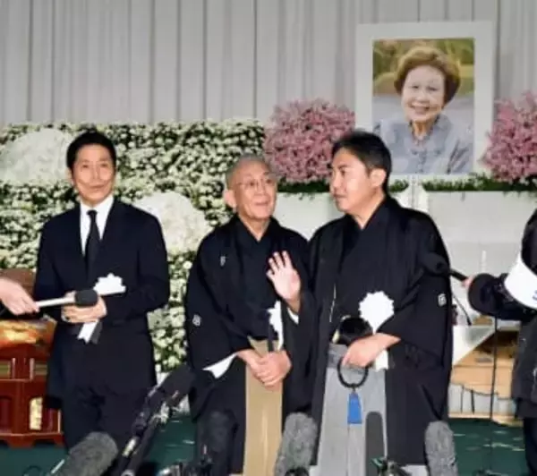 長男林家正蔵声詰まらせあいさつ「おふくろの命日は忘れられないよ…」  海老名香葉子さんお別れの式　