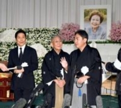 長男林家正蔵声詰まらせあいさつ「おふくろの命日は忘れられないよ…」  海老名香葉子さんお別れの式　