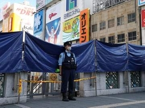 阪神V道頓堀ダイブ阻止へ大阪・ミナミ超厳戒　橋に2メートルブルーシート、警察官ずらり　川沿いの歩道立入禁止に
