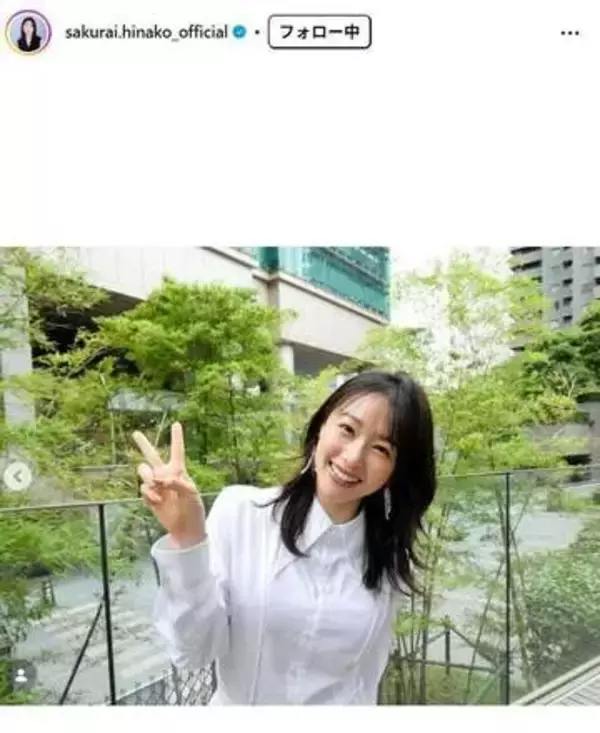 舞台挨拶　桜井日奈子が凄いドレス、後ろ向いたら騒然　前から分からない、まさか姿、鍛えてるっ「美しすぎた」「背中光ってる」「どんどんお綺麗に」