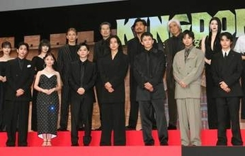 超久々登場で「かっこよくて震えた」「カッコよさ異次元」反響の50歳俳優　鵠沼海岸で近況報告　185cm日焼け＆口ヒゲ　5年休止からの復活