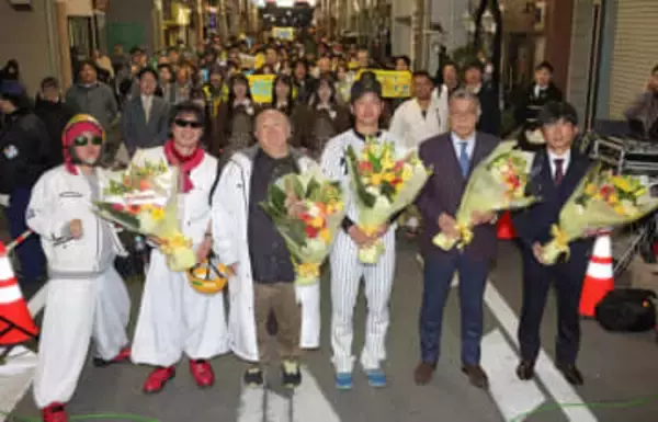 松村邦洋しみじみ「思いが新たになります」　モノマネ得意の掛布雅之氏と並んで登場　阪神・淡路大震災追悼行事