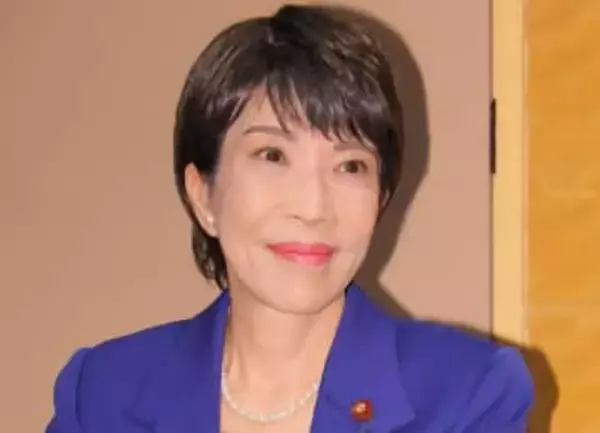 【高市自民】「筆談ホステス」も初登院　ゆるふわロング＆お洒落バッグの別格美貌、学生のような初々しいポーズ「すごっ」「バッグ？」「頑張って」