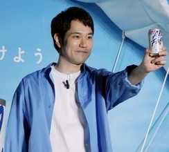 えっ直さん？！「豊臣兄弟！」とは印象ガラリの洋装、松山ケンイチと共に登場→意外すぎる素顔を明かす