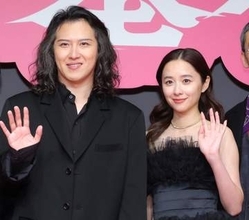 こんな所にチャックが！レッドカーペットで注目の堀田真由のふわふわ黒ドレス　細部まで可愛すぎた♥カルティエも光る