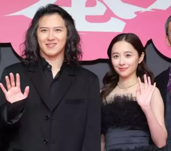 こんな所にチャックが！堀田真由　人気ブランドのふわふわ黒ドレスでイベント登場　実は脱ぎ着しやすそう！