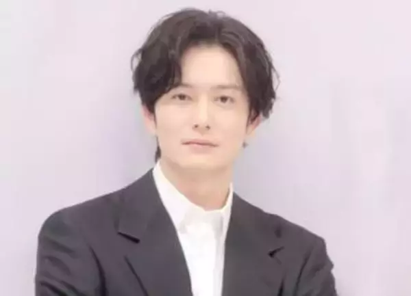1カ月ぶり近況報告　岡田将生のカニ爪パーカにファン大興奮「イケメン界の頂点」「ギンガム天使！」