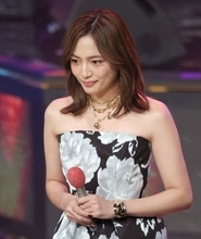 レコ大　川口春奈の衣装に騒然「可愛すぎやしないか！」長身に白薔薇のチューブドレス「すごい」「華やか」「髪型もかわいい」