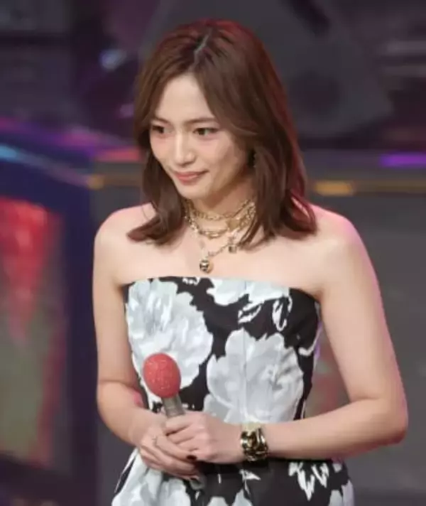 レコ大　川口春奈の衣装に騒然「可愛すぎやしないか！」長身に白薔薇のチューブドレス「すごい」「華やか」「髪型もかわいい」