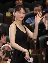 綾瀬はるか「えっと…何でしたっけ？」デコルテが際立つ黒のドレス姿でエレガントに登場も…天然出ちゃった