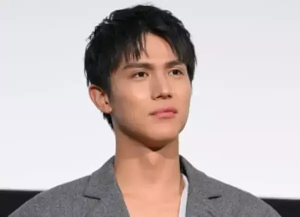 「彼氏感つよすぎ」中川大志がパリ初上陸で「何もかも品がある」「パリの街が似合ってるね」