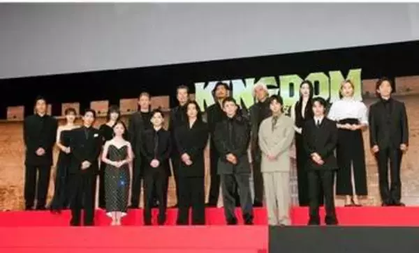 格好良すぎて、あ然！　めちゃ久々に現れた185cmトップ俳優　5年休止から復活→ビジュが依然最強すぎる　小栗旬の後ろにいる「うわぁぁ！」「震えた」「キングダムに」