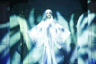レベル違いの美しさ「55歳！？」「綺麗すぎてビックリ」完璧171cm女優の雪女姿に騒然　真っ白な透明感がヤバっ！「ハマり役」「冷気感じる」「年齢感じさせないの凄い」藤原紀香に驚き