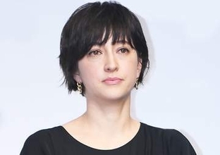 夫は大物政治家の2児ママ　「子育てに追われる日々」1年ぶり更新で人気ブランド着こなす　「かっこいい♥」「本当素敵」近況報告の滝クリ