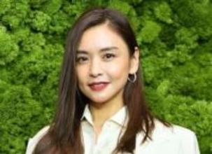 「車がやばい」滝沢眞規子　新作バッグでポーズ→どえらい超高級愛車に視線集中「車の方が気になって」「只者でない」