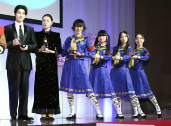 新しい学校のリーダーズ　激変の青セーラー服姿　実は結成10周年「セーラー服着てるからもっと若いんちゃうかって思われる」