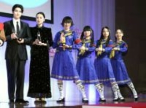 新しい学校のリーダーズ　激変の青セーラー服姿　実は結成10周年「セーラー服着てるからもっと若いんちゃうかって思われる」