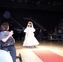 えぇっ69歳？！美人女優がウェディングドレスで会見登場→ネット騒然「綺麗すぎません？」「似合いすぎてる」「お美しい」