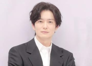 「素敵が歩いてる～♥」「かっけぇー！」岡田将生　全身ロエベでアンバサダー就任報告「めっちゃ似合う」「激メロ」街並みに溶け込む