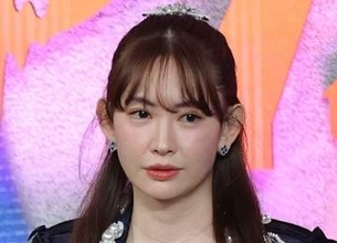 「どちゃくそかんわいー」「堪らないワンショット」「女神様」小嶋陽菜　ソフトピンクトップスにファンメロメロ