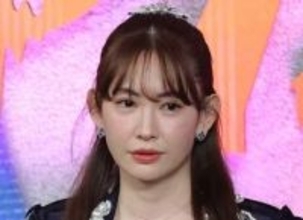 「どちゃくそかんわいー」「堪らないワンショット」「女神様」小嶋陽菜　ソフトピンクトップスにファンメロメロ