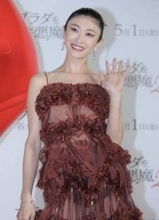 ほんとに4児ママ？！山田優がフリルドレスで登場　ド肝抜く神秘のメイクで「私の中の悪魔」を表現