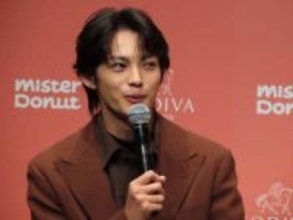 神尾楓珠　チョコレート色のブラウンスーツに会場の熱視線　お正月は親戚に「お年玉をあげました」