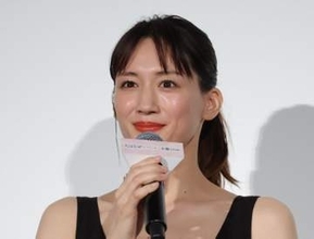 綾瀬はるか　デコルテさく裂！まぶしすぎるって！衝撃の透明感と黒ドレスが魅惑のコントラスト