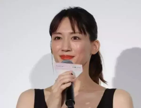 綾瀬はるか　デコルテさく裂！まぶしすぎるって！衝撃の透明感と黒ドレスが魅惑のコントラスト