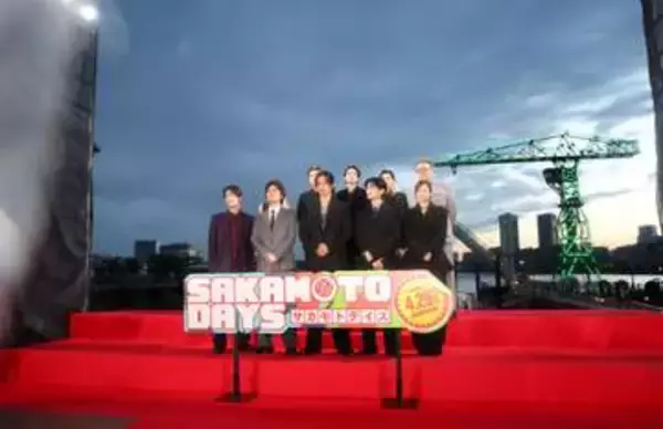 生見愛瑠　スタイル良すぎ！小顔際立つ黒の透け感ドレスで登場　雨の中でも輝く美しさ