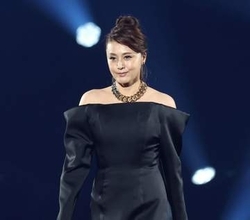 藤原紀香54歳　黒スカートがまぶしい…変わらぬ美しさでランウエー降臨「JJ50周年おめでとうございます！」