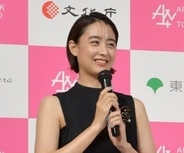 山本美月　撮影中の事故での頭部負傷後、初の公の場　黒ノースリーブドレスで笑顔「もうすっかり元気」