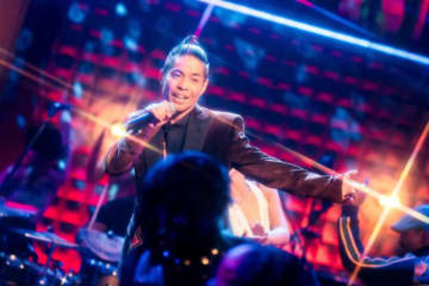 久保田利伸のクセがすごいw「モノマネ芸人みたい」「誇張し過ぎ」35年ぶり紅白の歌唱が「もう原型ないやん」独特の節w