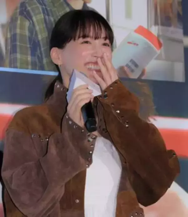 綾瀬はるか　茶色ジャケット×純白ワンピの甘辛コーデ　トップ女優らしい完璧な着こなし　オシャレが光るハート型スタッズ