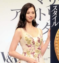 こんなに似合う人いる？！中条あやみのお姫様ドレスが「本物」すぎて尊い…報道陣も感嘆、マリー・アントワネットをイメージ