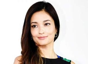 山田優は「歩く元気玉」　黒木メイサ「沖縄の姫コンビ」で地元満喫　タンクトップ姿でオフショ「姉妹みたい」