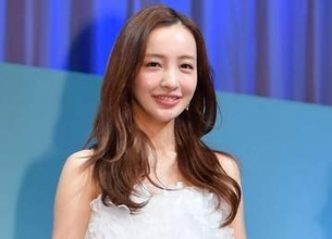 「まだ現役JKいける」「問題児2人組」板野友美　元AKB48仲間と「平成ギャル」姿でパシャリ